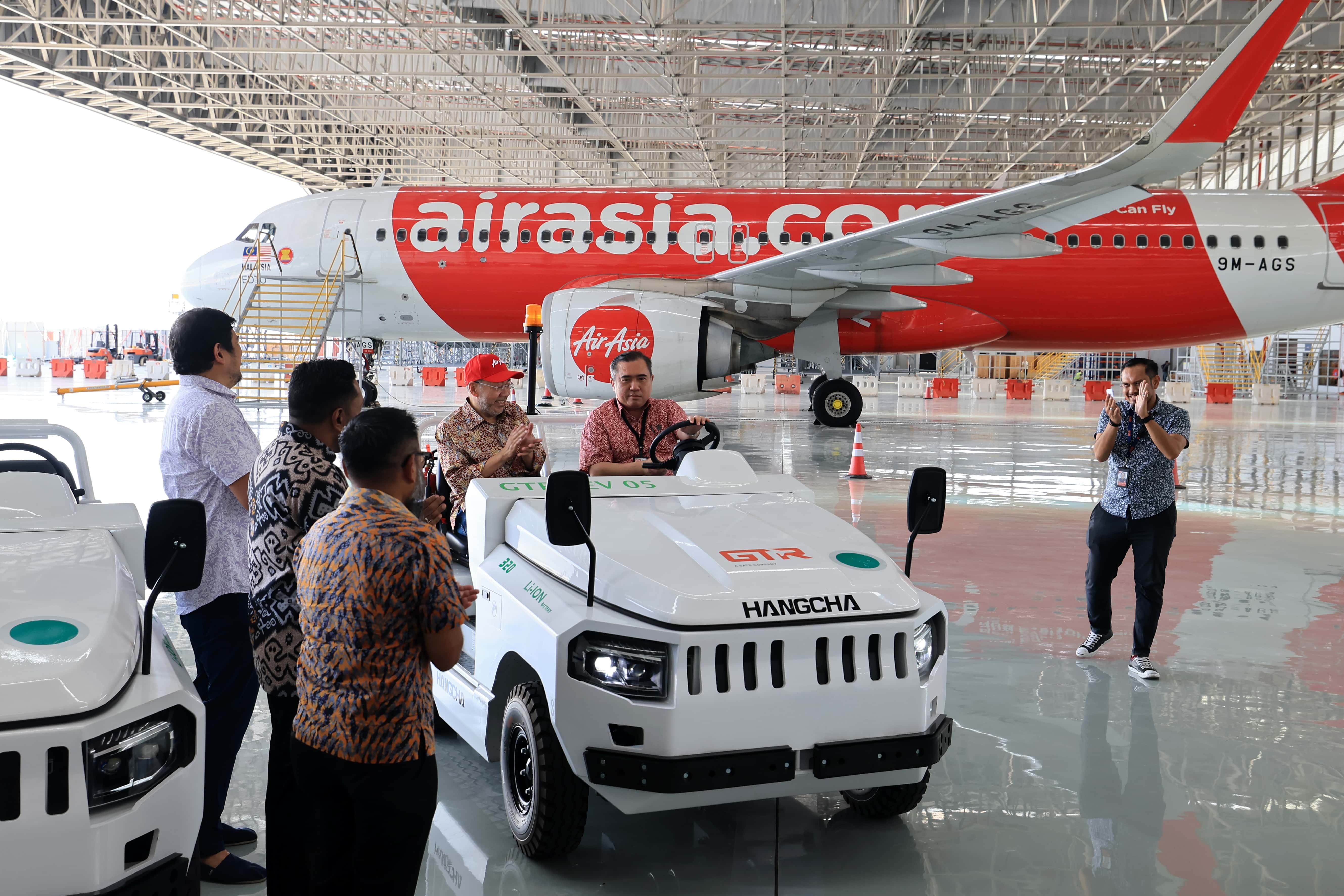 隆国际机场推20电动行李拖车 交长：年减千吨二氧化碳排放