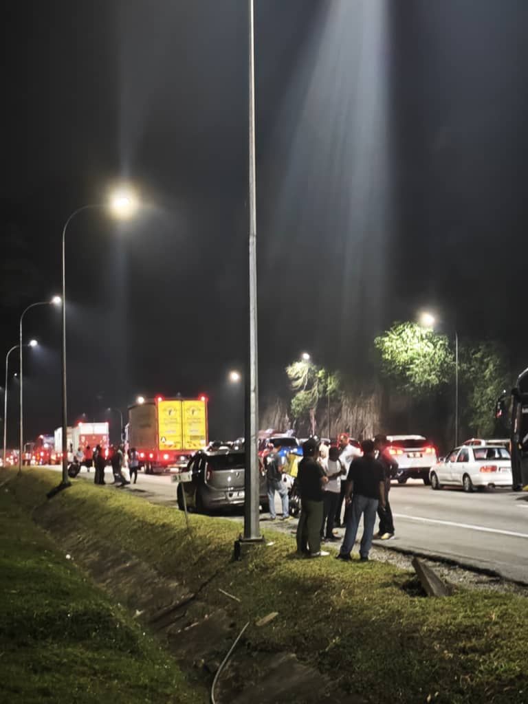 油槽车翻覆阻断云顶山脚往隆通道 车主仍困车龙逾3小时动弹不得