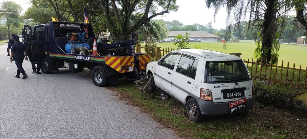 梳邦再也市厅拖走蒲种10废车   免沦蚊虫滋生温床
