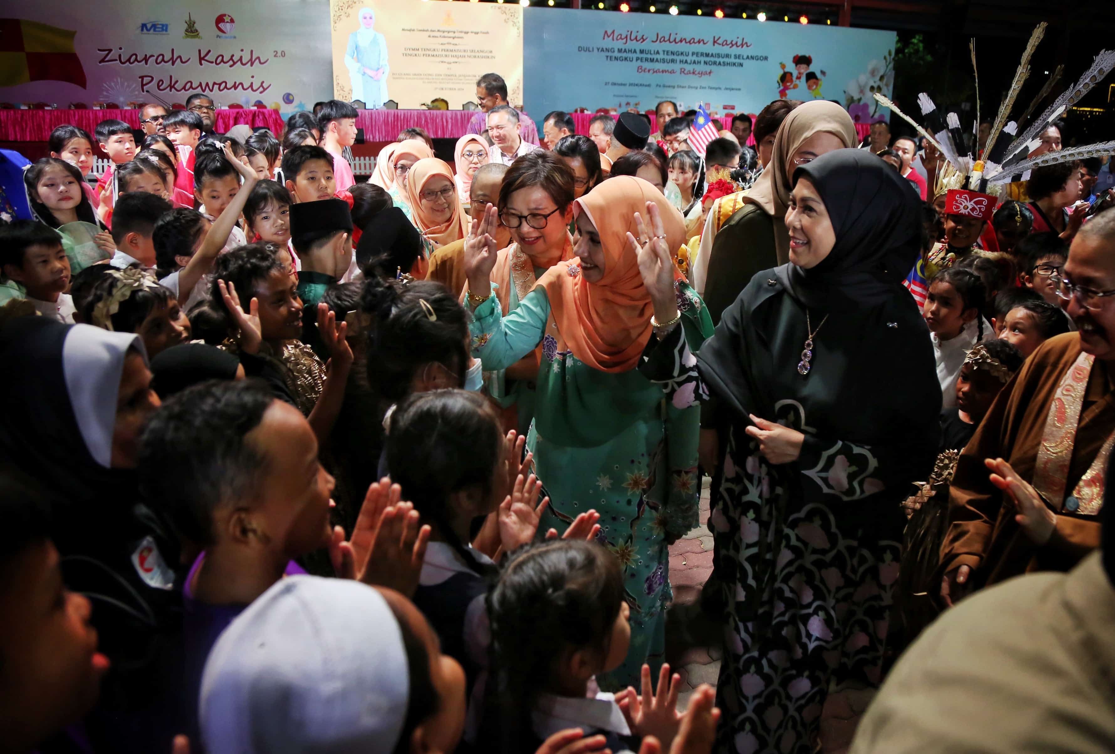 雪州苏丹后到访东禅寺   赏花灯获民众热情迎接