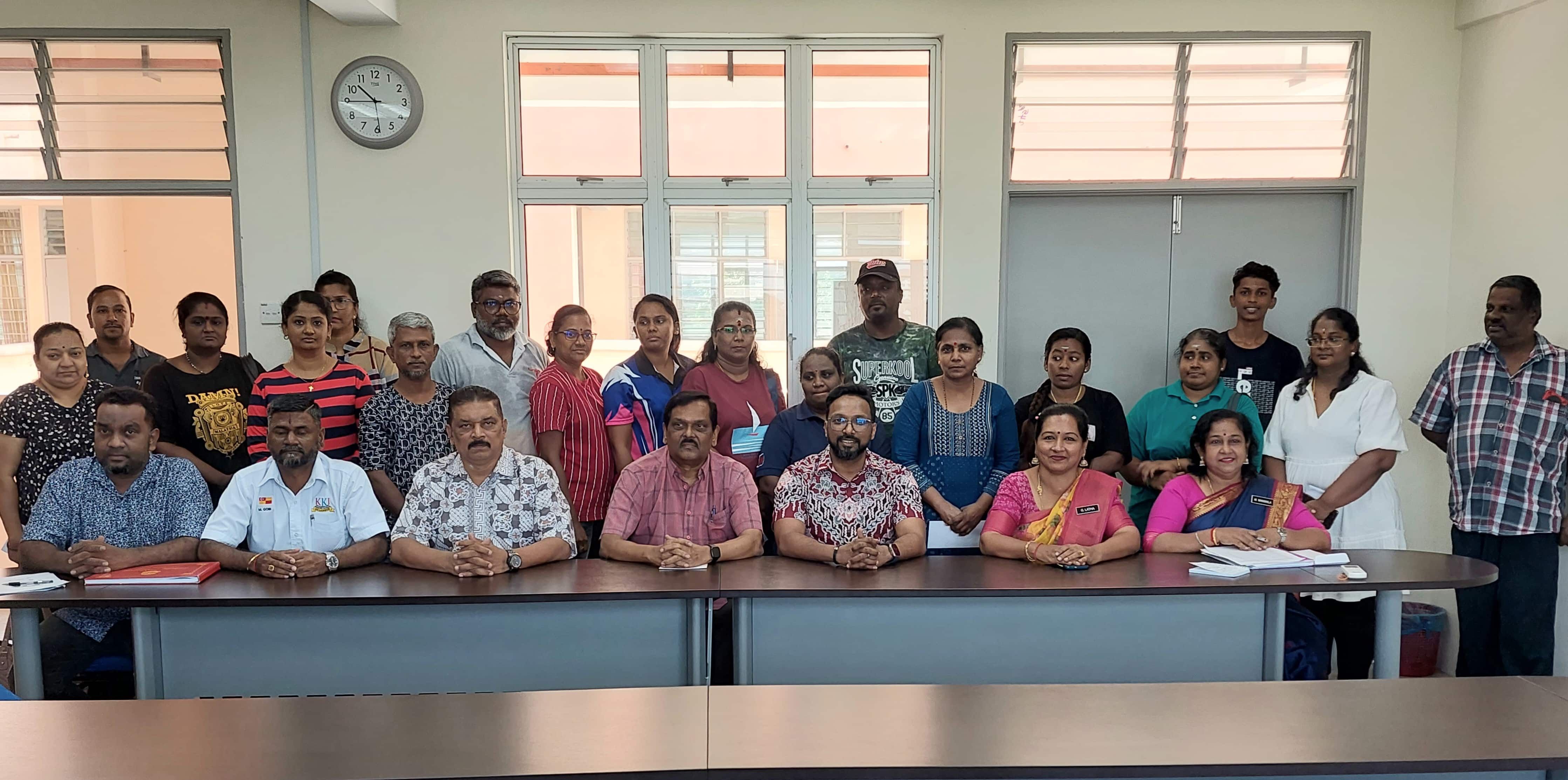 சீபீல்டு தமிழ்ப்பள்ளியின் இருபது மாணவர்களுக்கு பேருந்துக் கட்டணம்- சட்டமன்ற உறுப்பினர் பிரகாஷ் வழங்கினார்