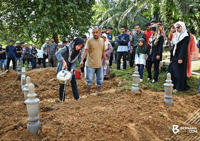 Jenazah empat sekeluarga nahas lori, kereta selamat dikebumikan