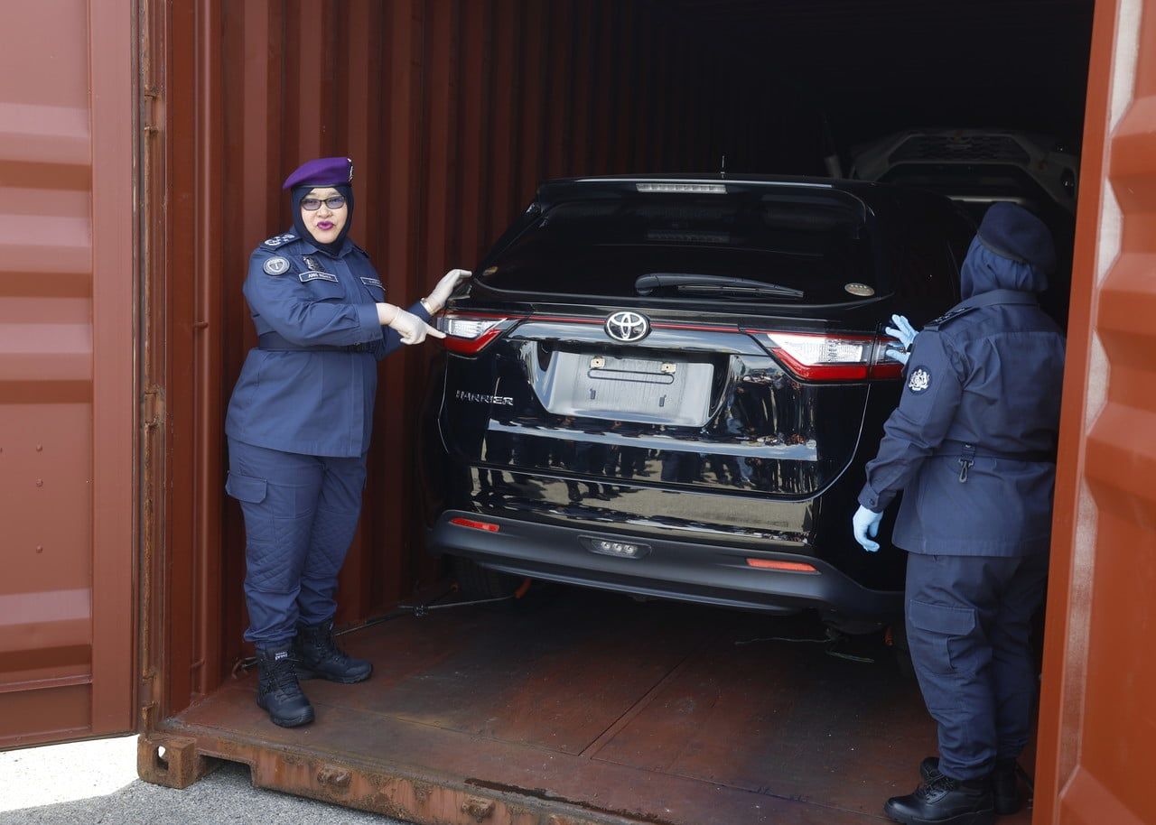 关税局连番取缔巴生港口 充公市值3400万豪车等商品