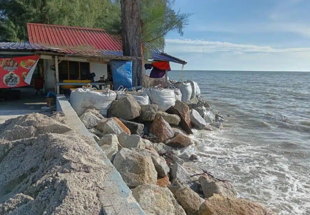 水利局沿海放置沙包巩固海堤  雪大臣：全城戒备应对大涨潮