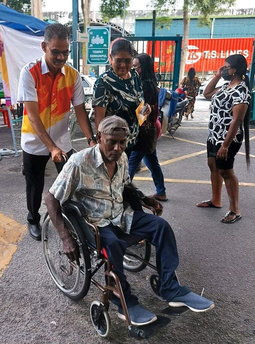 தீபாவளியை முன்னிட்டு பந்திங் தொகுதியில் 400 பேருக்கு  ஜோம் ஷோப்பிங் பற்றுச்சீட்டுகள் – பாப்பாராய்டு வழங்கினார்