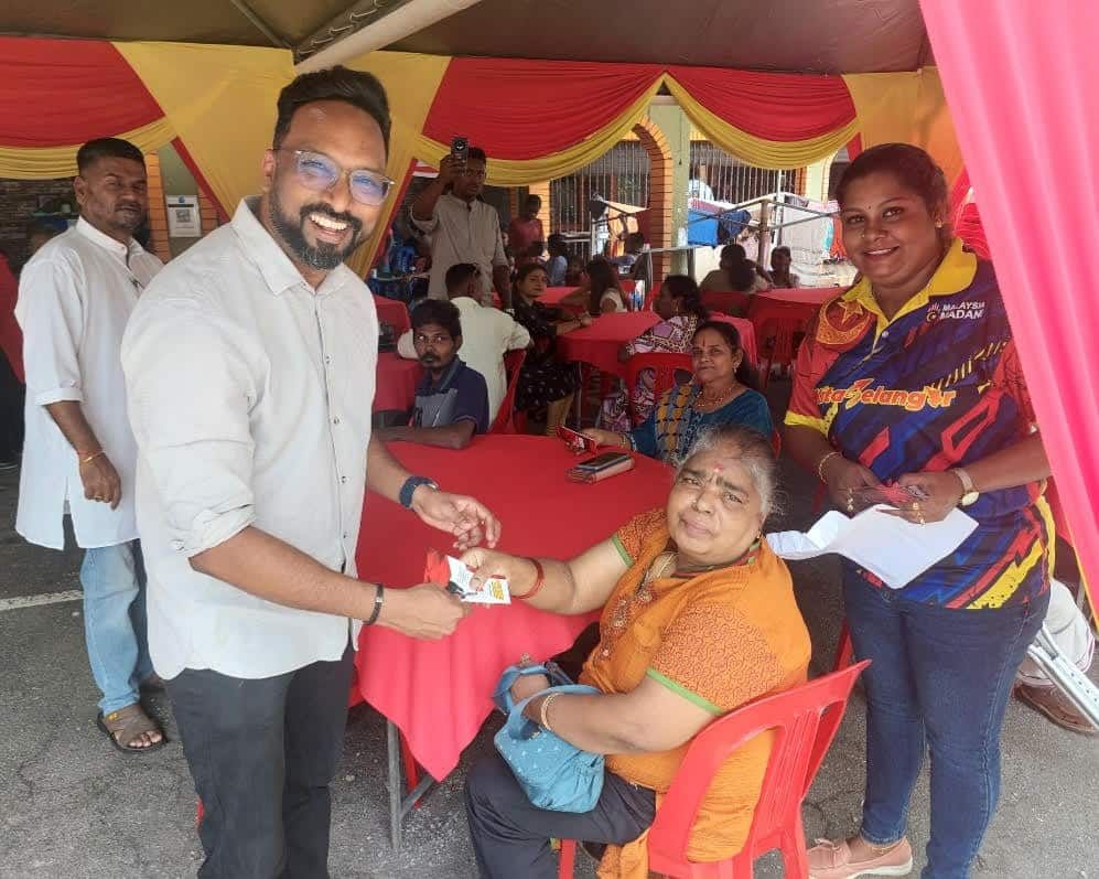 கோத்தா கெமுனிங் தொகுதி  சட்டமன்ற உறுப்பினர் பிரகாஷ் ஏற்பாட்டில் எபெனிஸெர் முதியோர் இல்லத்தில் தீபாவளி உபசரிப்பு