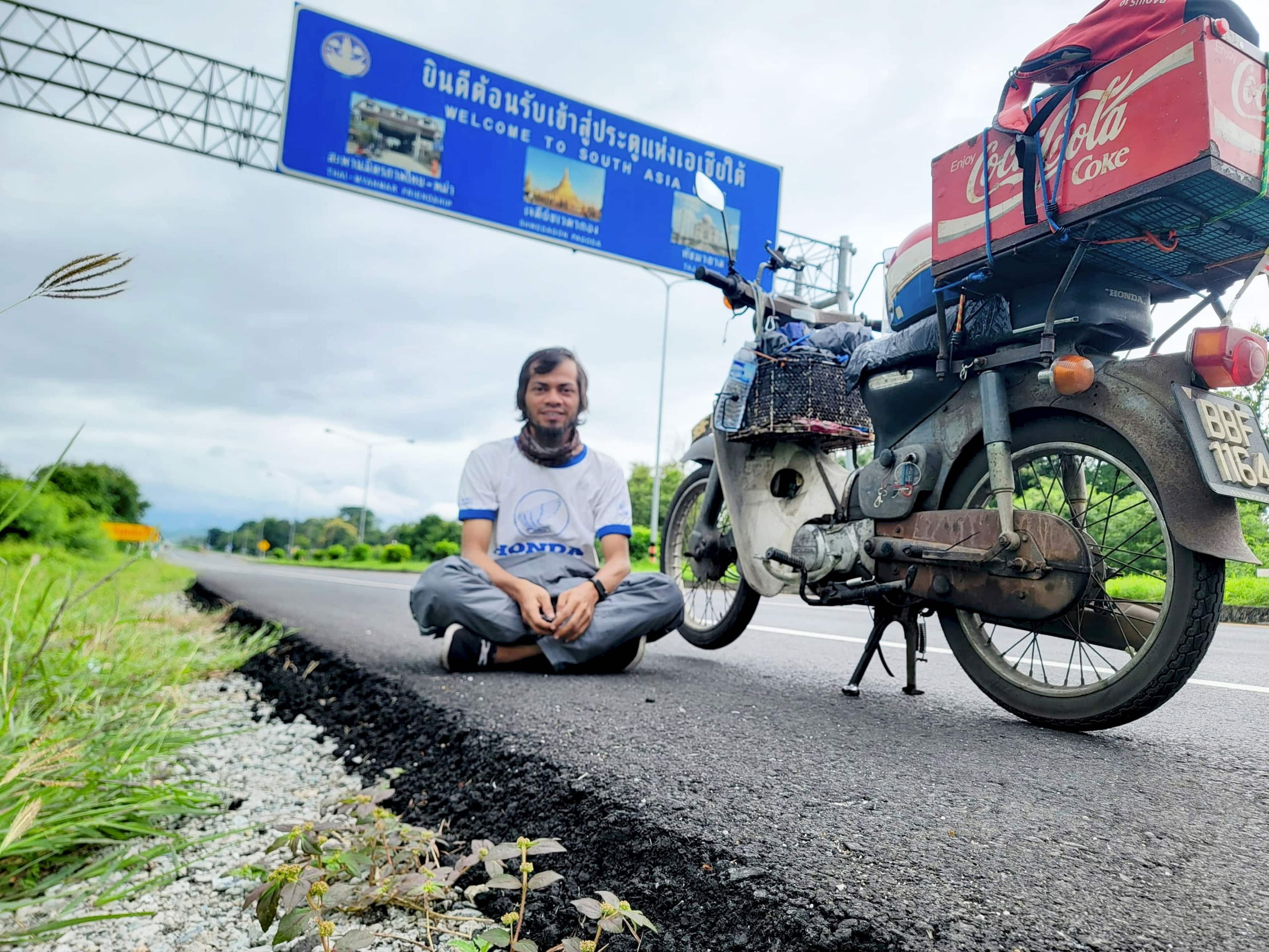 Berbekal motor klasik, juruteknik IT kembara 5,500 km ke utara Thailand