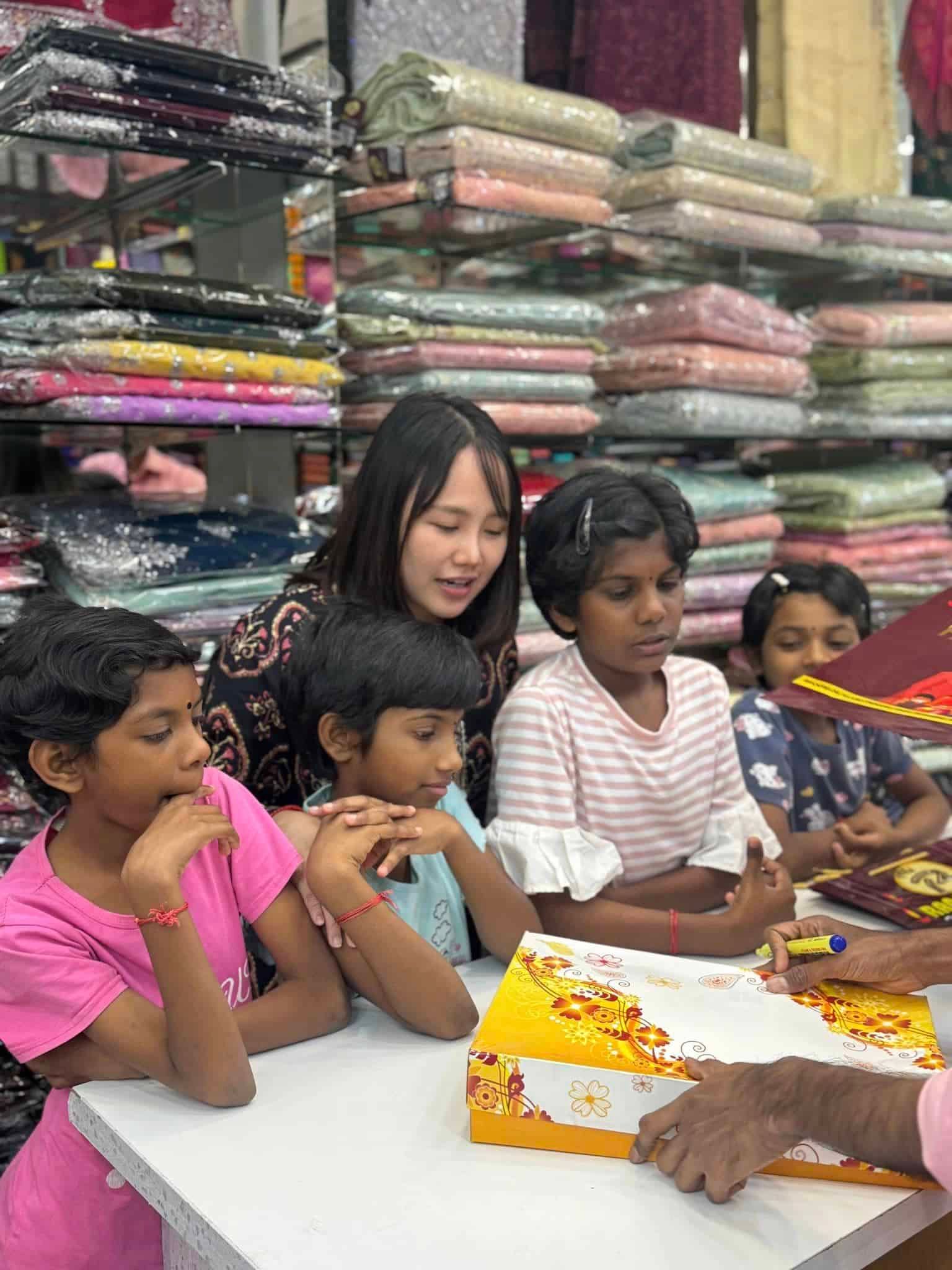 彭小桃为儿童之家女孩 挑新衣迎庆屠妖节