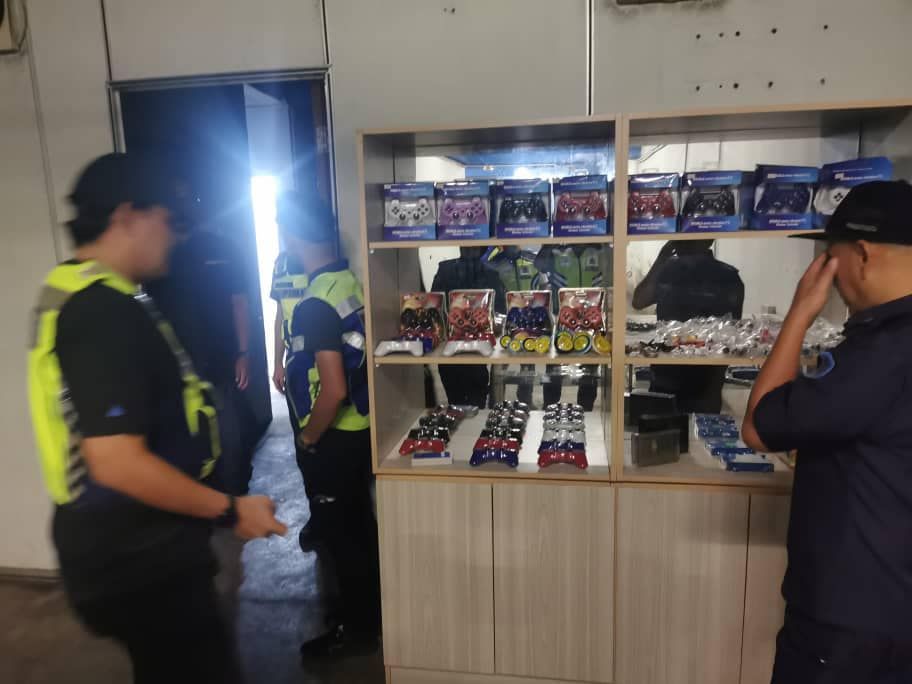 6电竞娱乐场安装铁门遮挡视线  巴生皇城市厅取缔违规业者