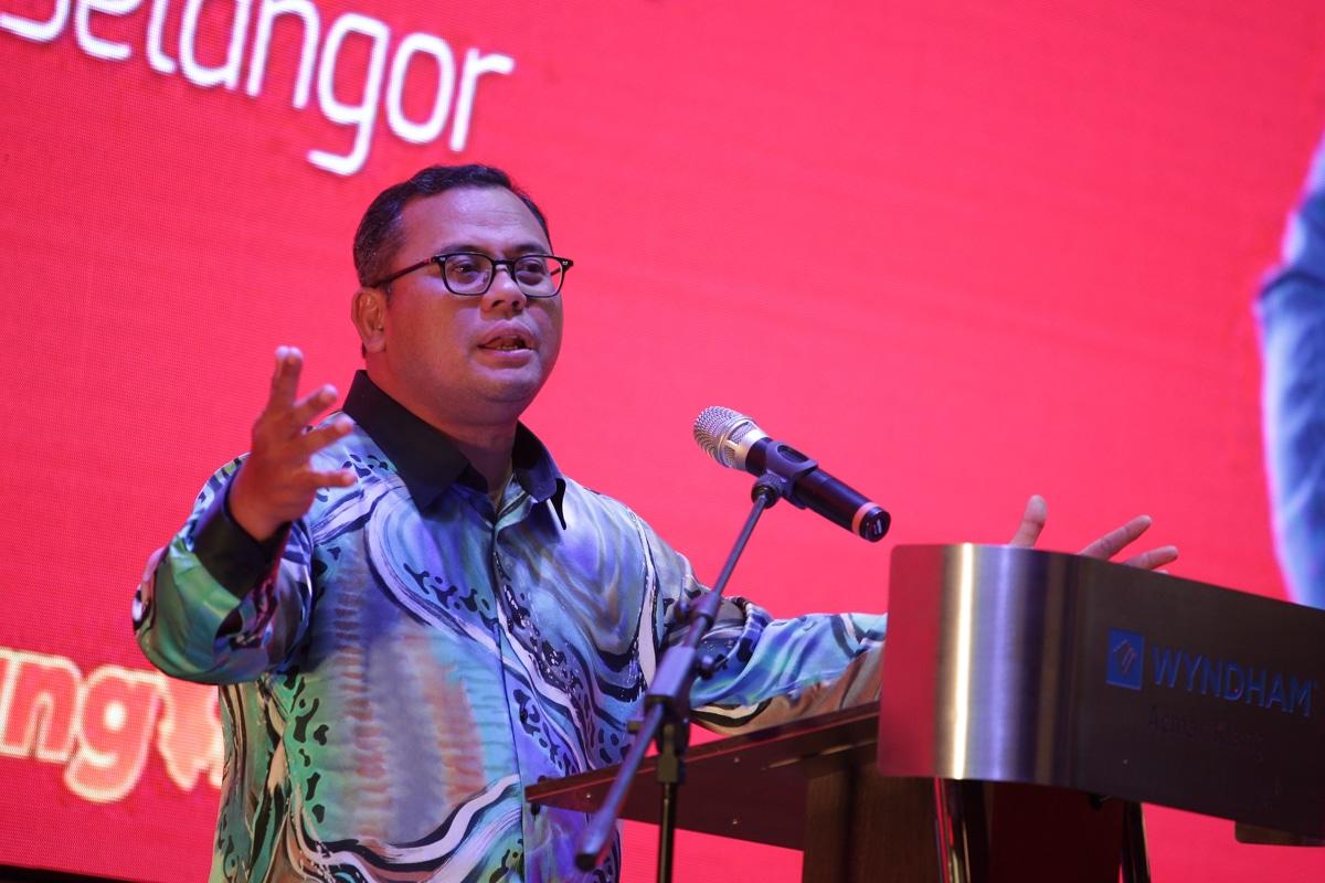 Amirudin says community leaders must be savvy in adapting to tech-led changes