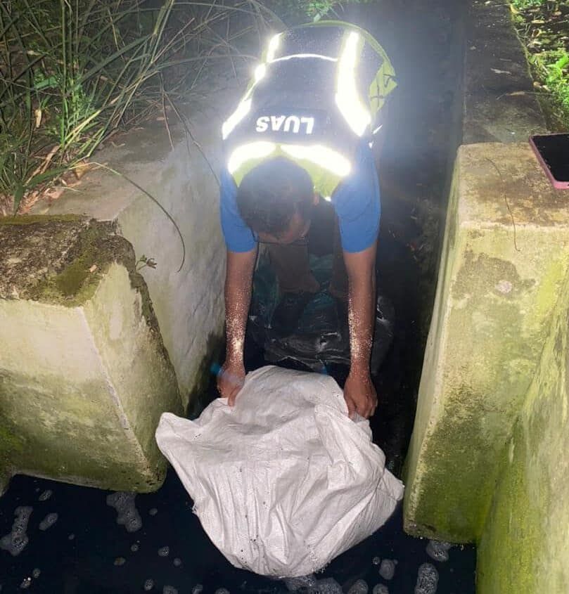 பெரேனாங்கிலுள்ள வடிகால்களில் நீல வண்ணத்தில் நீர்- லுவாஸ் விசாரணை