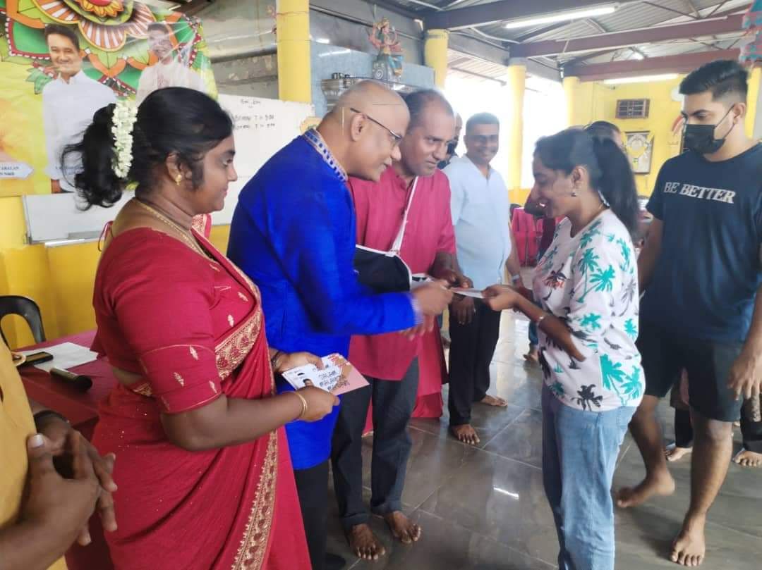 கிள்ளான் நாடாளுமன்றத் தொகுதி ஏற்பாட்டில் 300 குடும்பங்களுக்கு தீபாவளி பற்றுச் சீட்டுகள் விநியோகம்