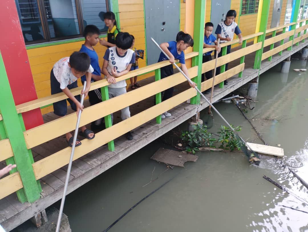 海南村.吉胆岛.五条港大涨潮积水 村民趁机捞垃圾保护环境