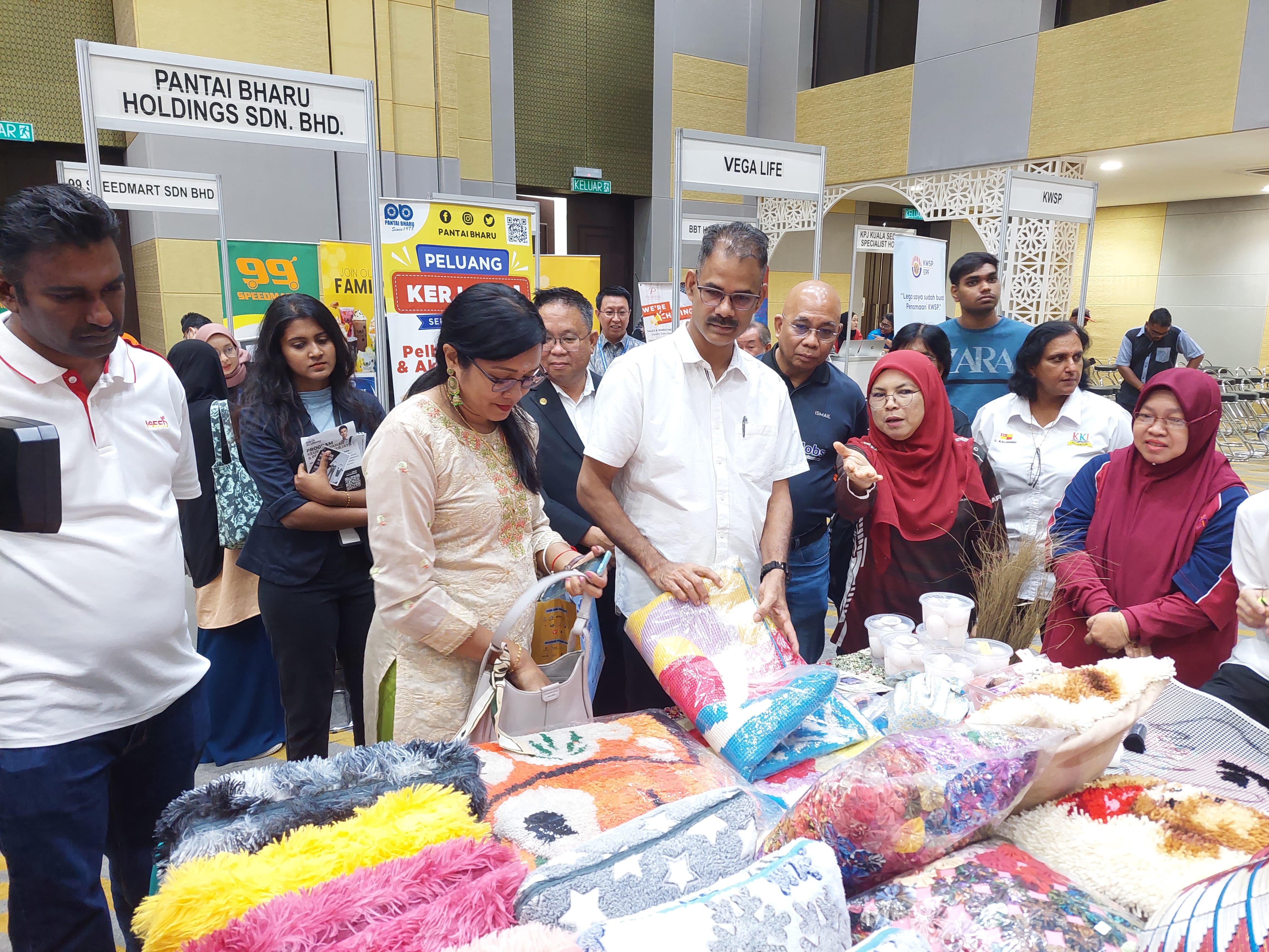 தகுதிக்கேற்ப வேலை தேடாமல் கிடைக்கும் வாய்ப்புகளை பயன்படுத்திக் கொள்வீர்- இளைஞர்களுக்கு வீ.பாப்பாராய்டு அறிவுறுத்து