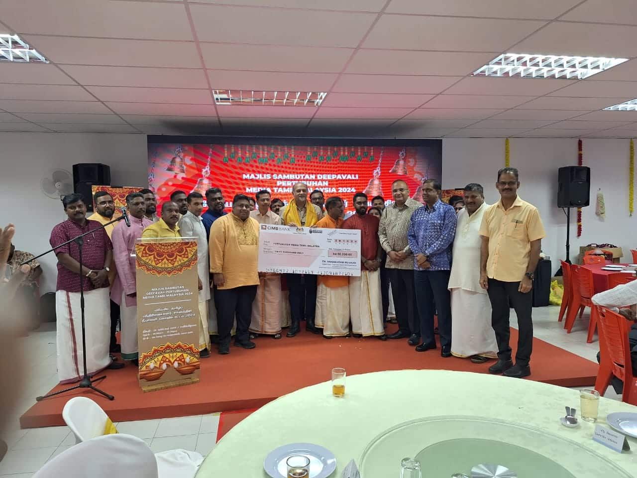 மலேசிய தமிழ் பத்திரிகையாளர் சங்கத்திற்கு பிரதமர் அன்வார் வெ.50,000 நன்கொடை- கோபிந்த் சிங் 20,000 வெள்ளி வழங்கினார்