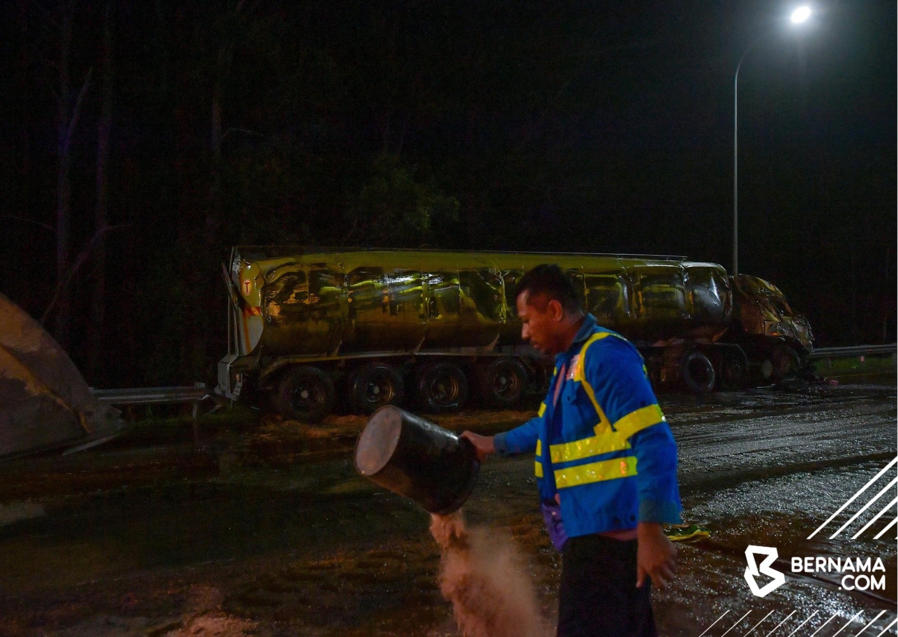 Driver killed as tanker overturns on KL-Karak Highway
