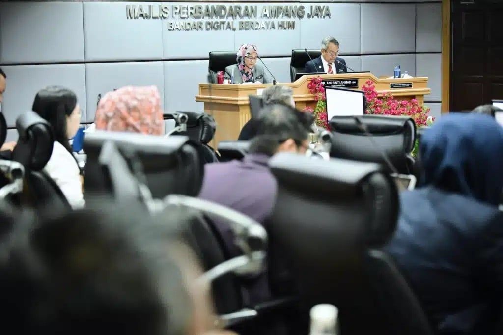 安邦再也市议会以最低50令吉 为商业执照申请者接种伤寒疫苗