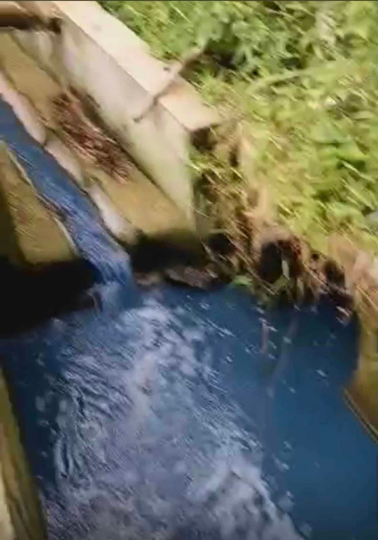 工业区旁排水沟惊现蓝色水流  LUAS立调查.河流没受污染