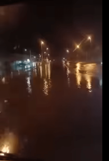 丹绒加弄受涨潮影响 河水溢出淹30住家