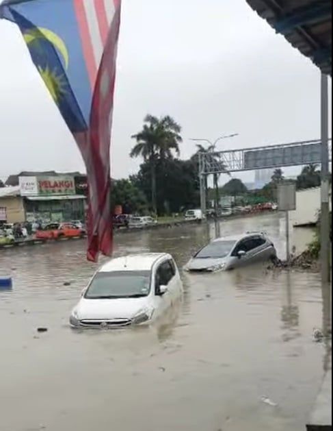 首都豪雨议员交通受阻 下议院延迟半小时复会