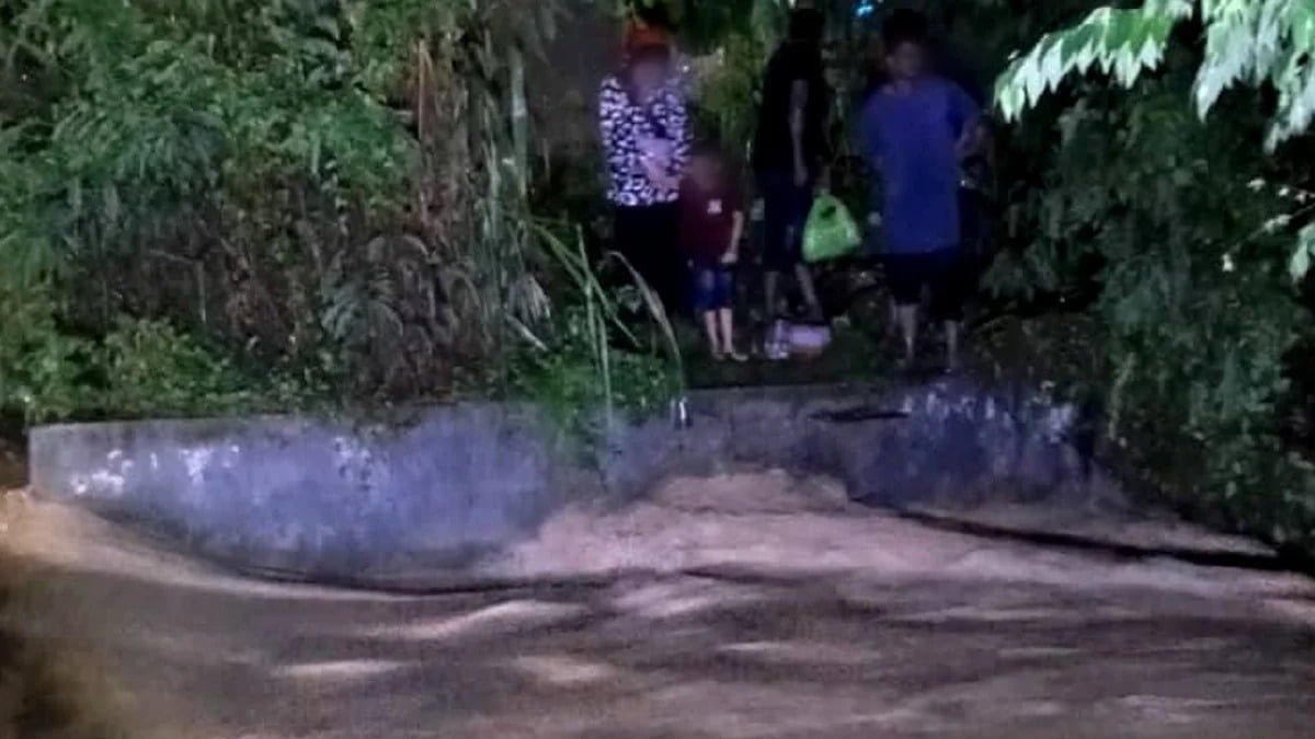 蕉赖-加影大道附近昨发生山洪  5人包括一男童受困河对岸