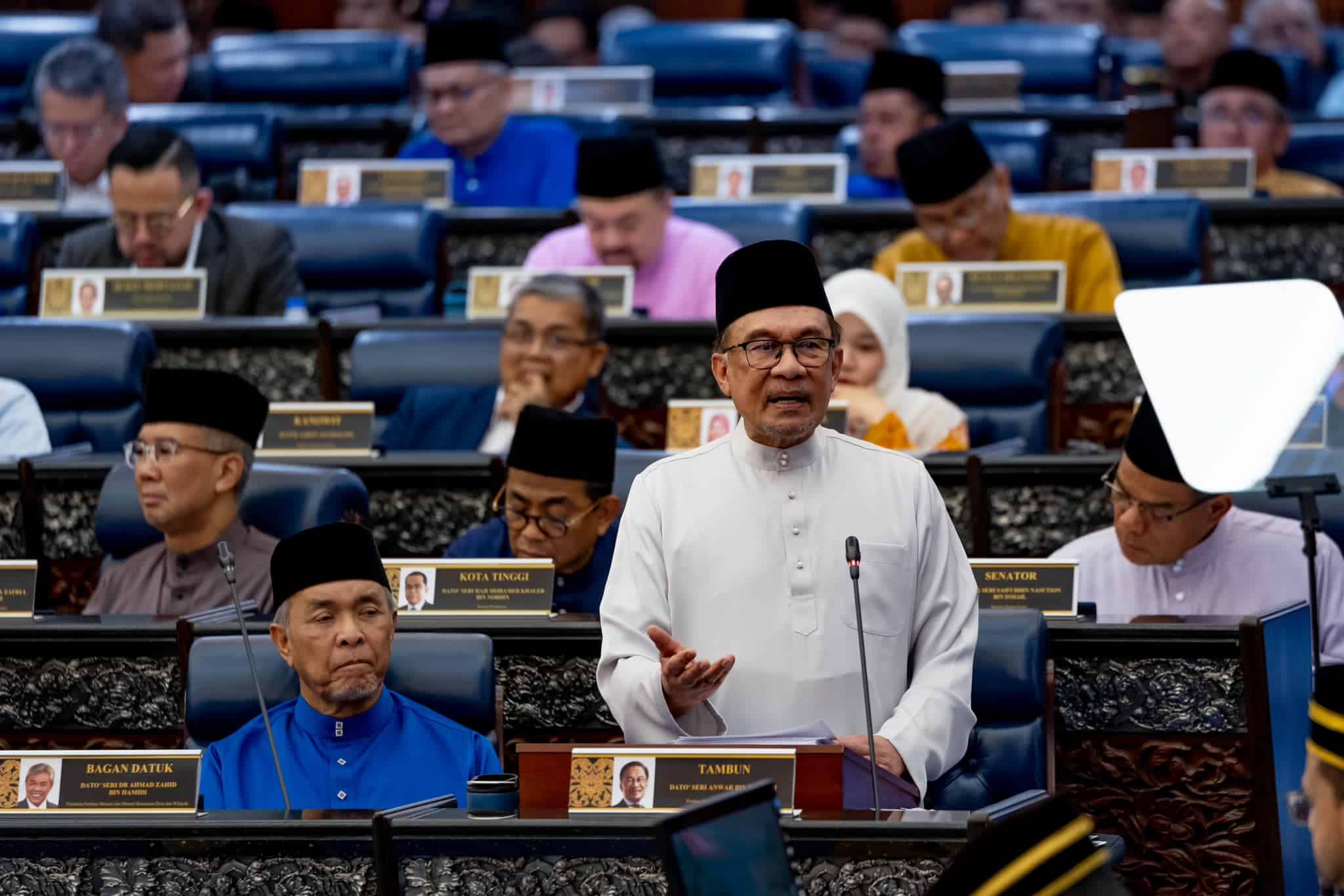 PM tetap tidak ambil gaji, menteri kekal potong 20 peratus
