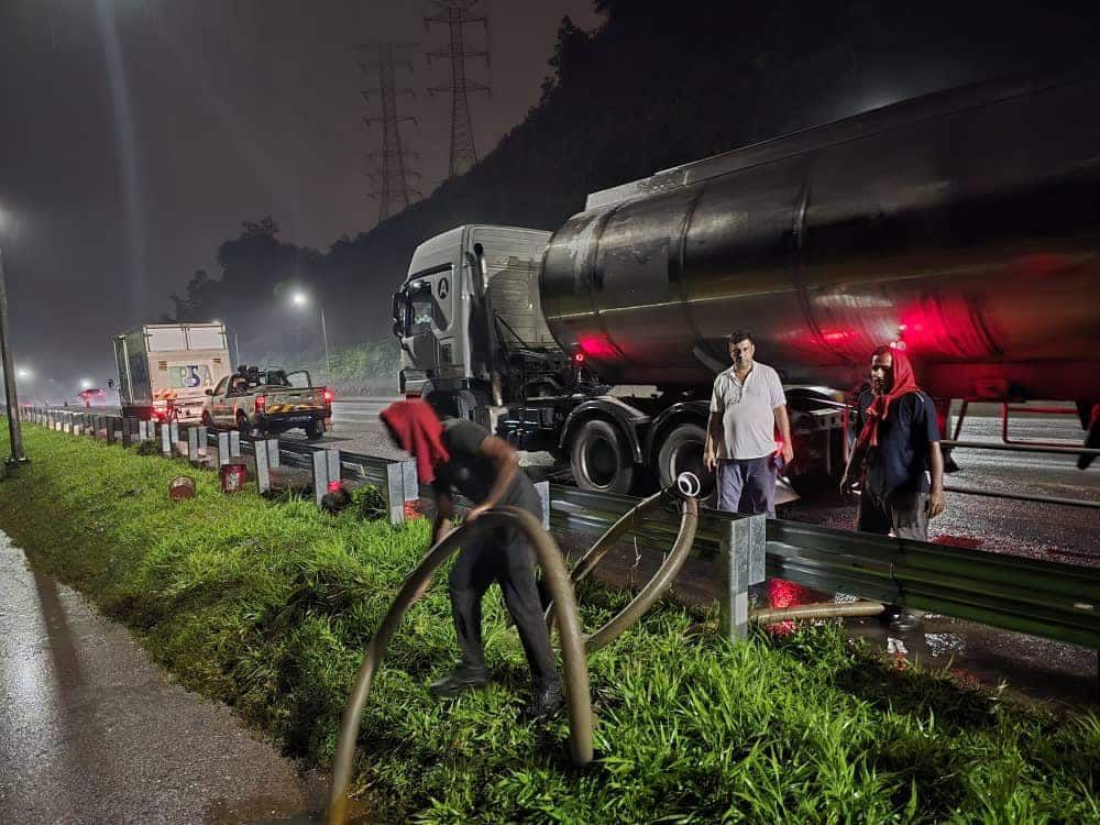 油槽车公司今凌晨清完油污 LUAS密切关注河流没有残余物