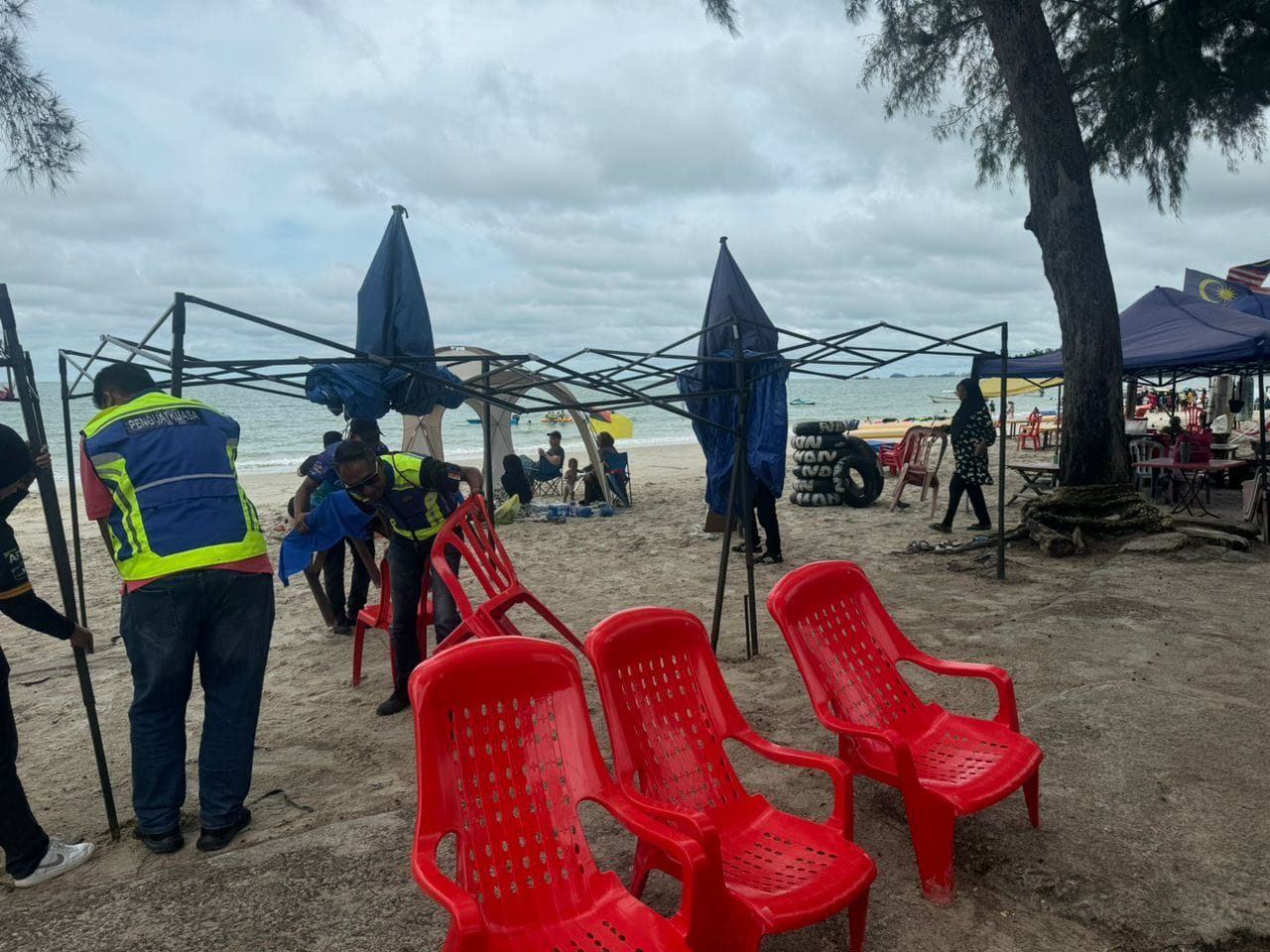 Majlis Perbandaran Port Dickson sita khemah biru di Pantai Telok Kemang