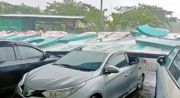 本查阿南昨午刮强风  广告牌被吹倒砸6车