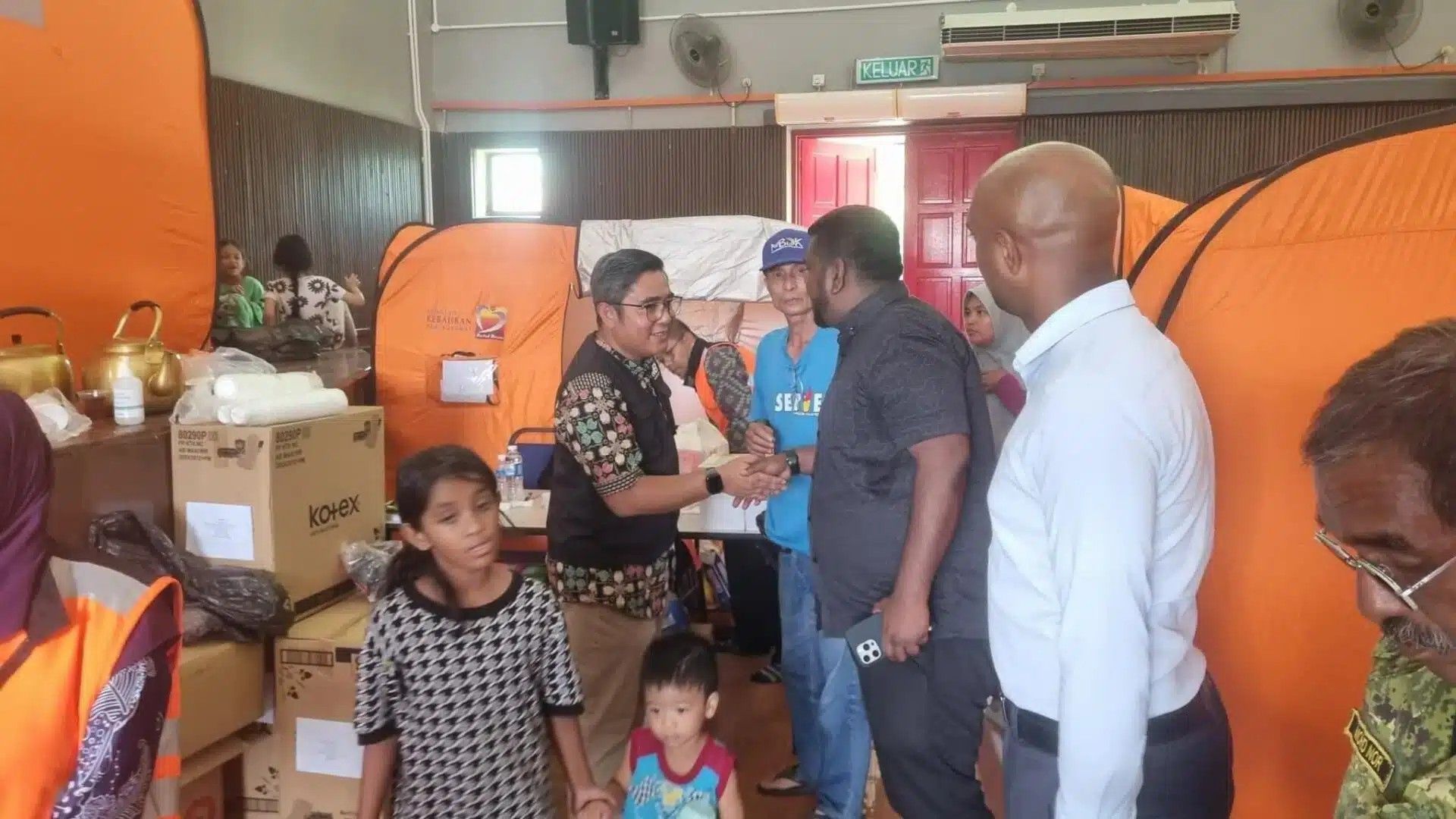 எட்டு வெள்ள நிவாரண மையங்களில் தங்கி உள்ளவர்களுக்கு உதவ எம்.பி.ஐ. வெ.50,000 ஒதுக்கீடு