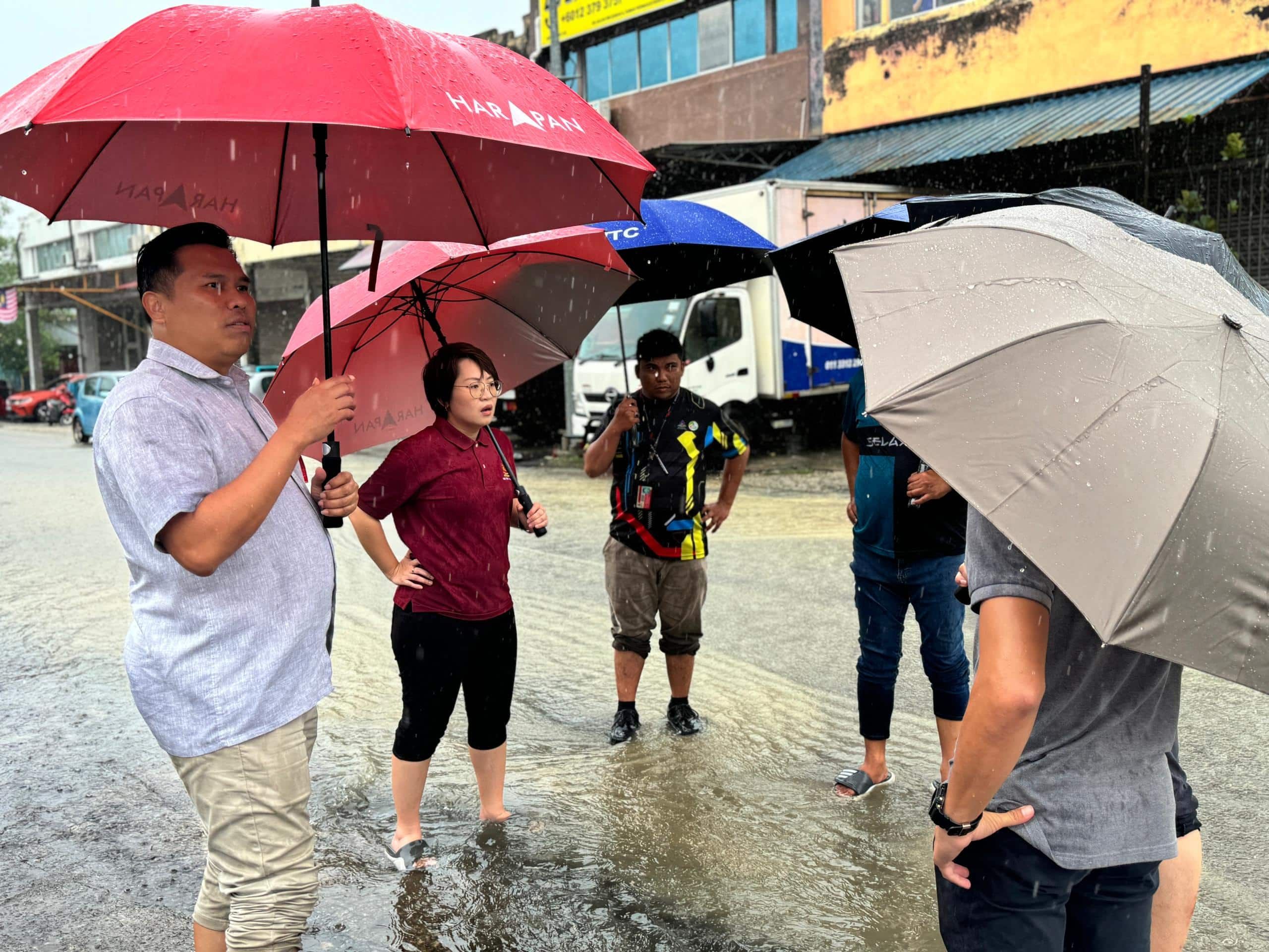 武吉兰樟本月初频发生水灾土崩 潘佩玲与各造拟长短方案克服季风来袭