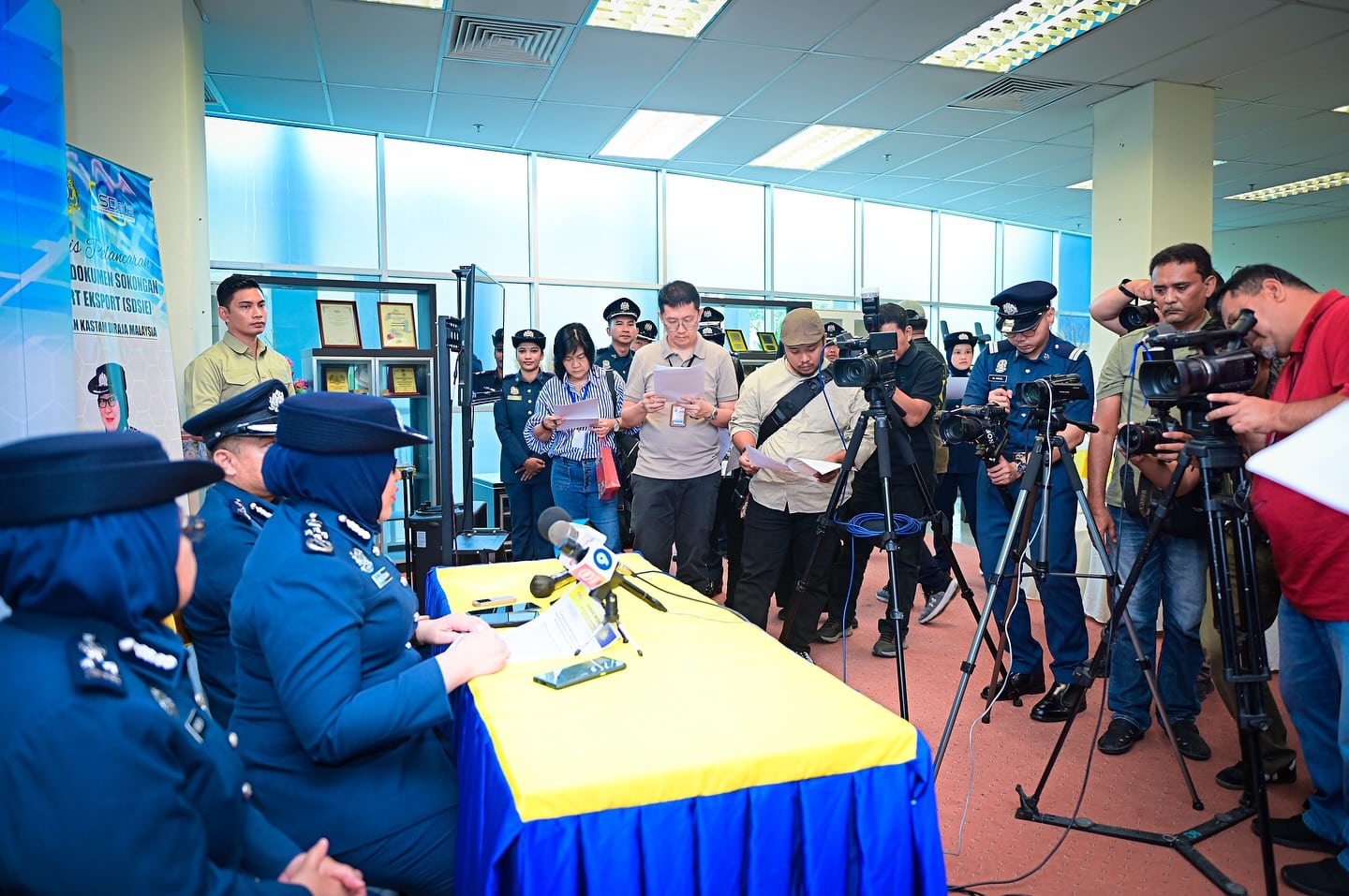 Kenderaan mewah, e-sisa RM30.4 juta dirampas di Pelabuhan Klang