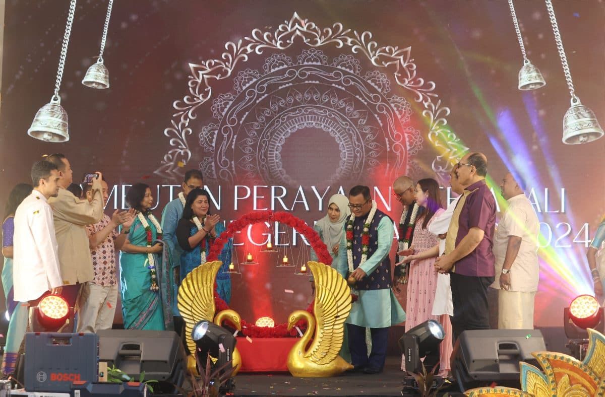 கிள்ளானில் மாநில அரசின் கோலாகல தீபாவளிக் கொண்டாட்டம் -  10,000 பேர் பங்கேற்று சிறப்பித்தனர்