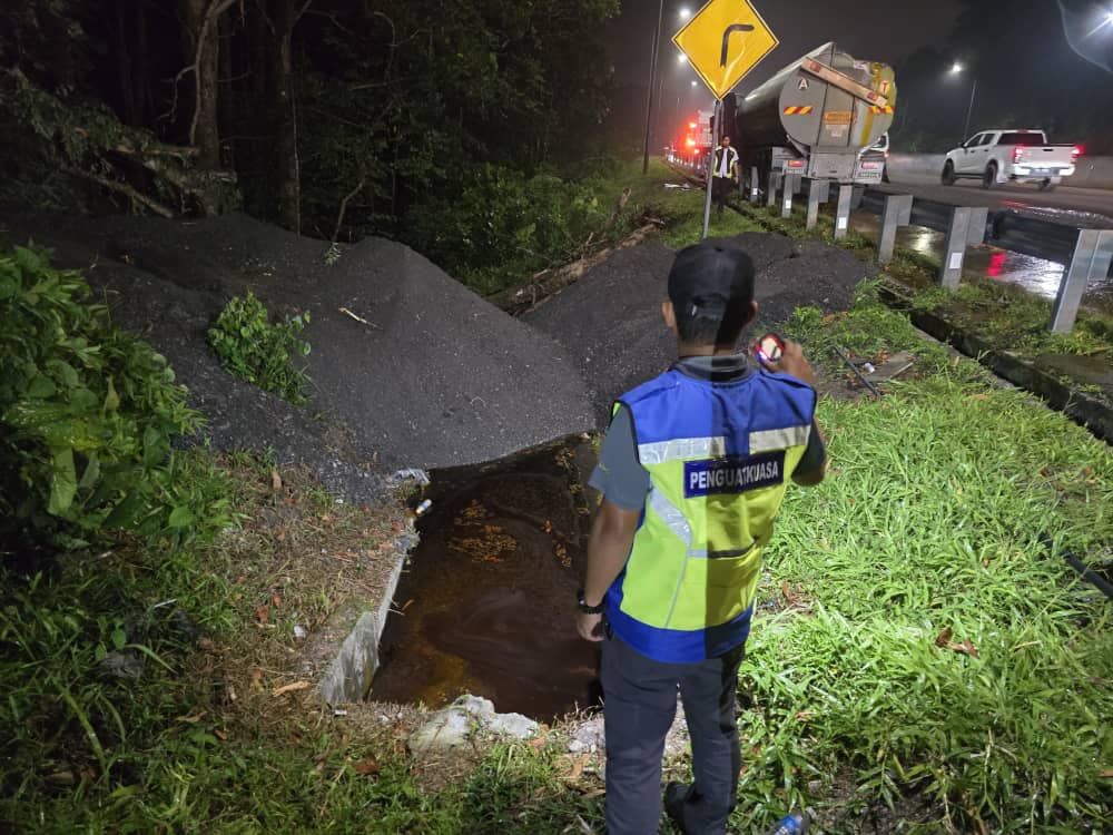 油槽车昨午翻覆隆加叻大道   LUAS：油污及时清理未流入河