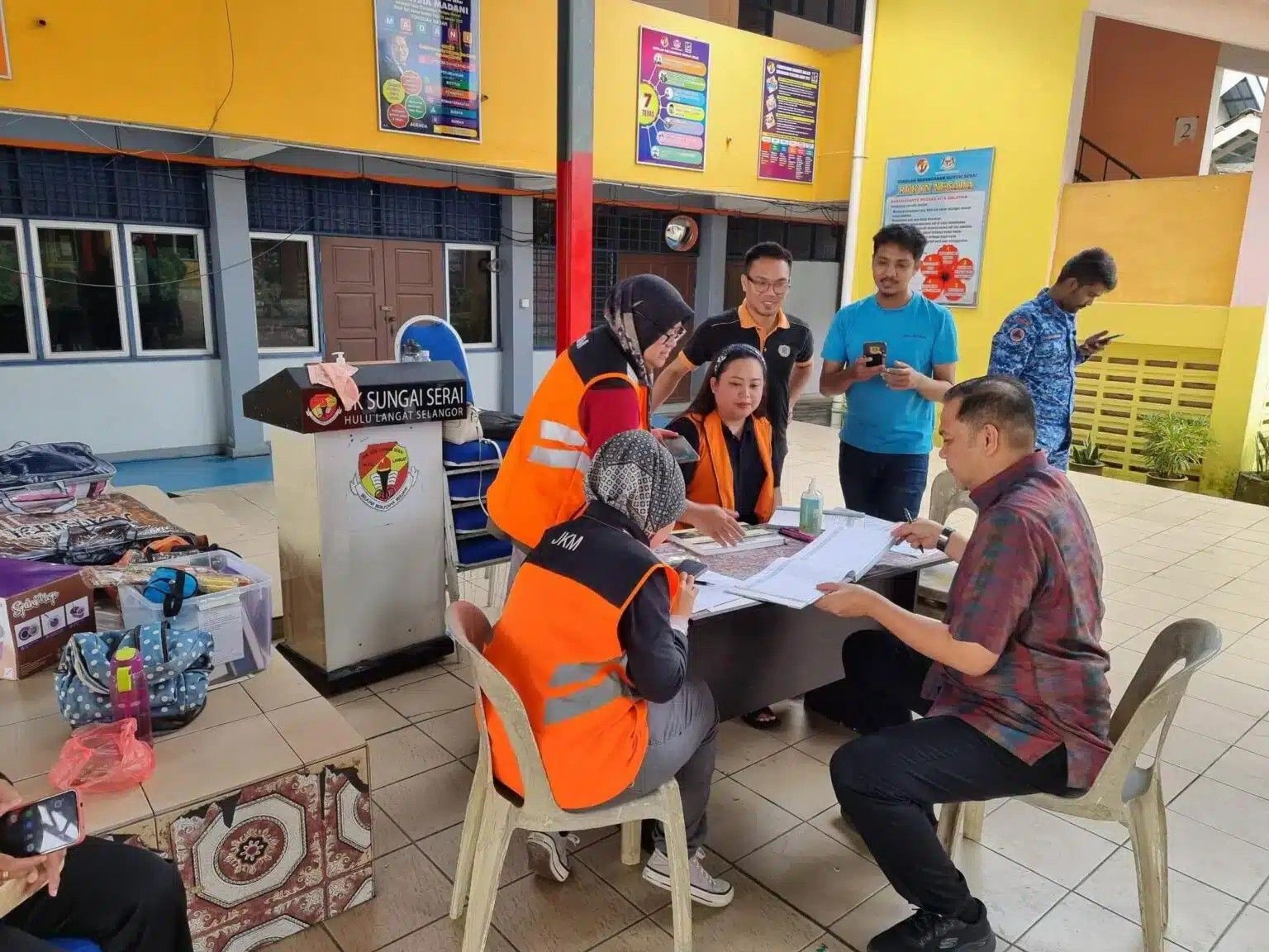 வெள்ளத்தில் பாதிக்கப்பட்டவர்களுக்கு டுசுன் துவா தன்னார்வலர் குழு உதவி