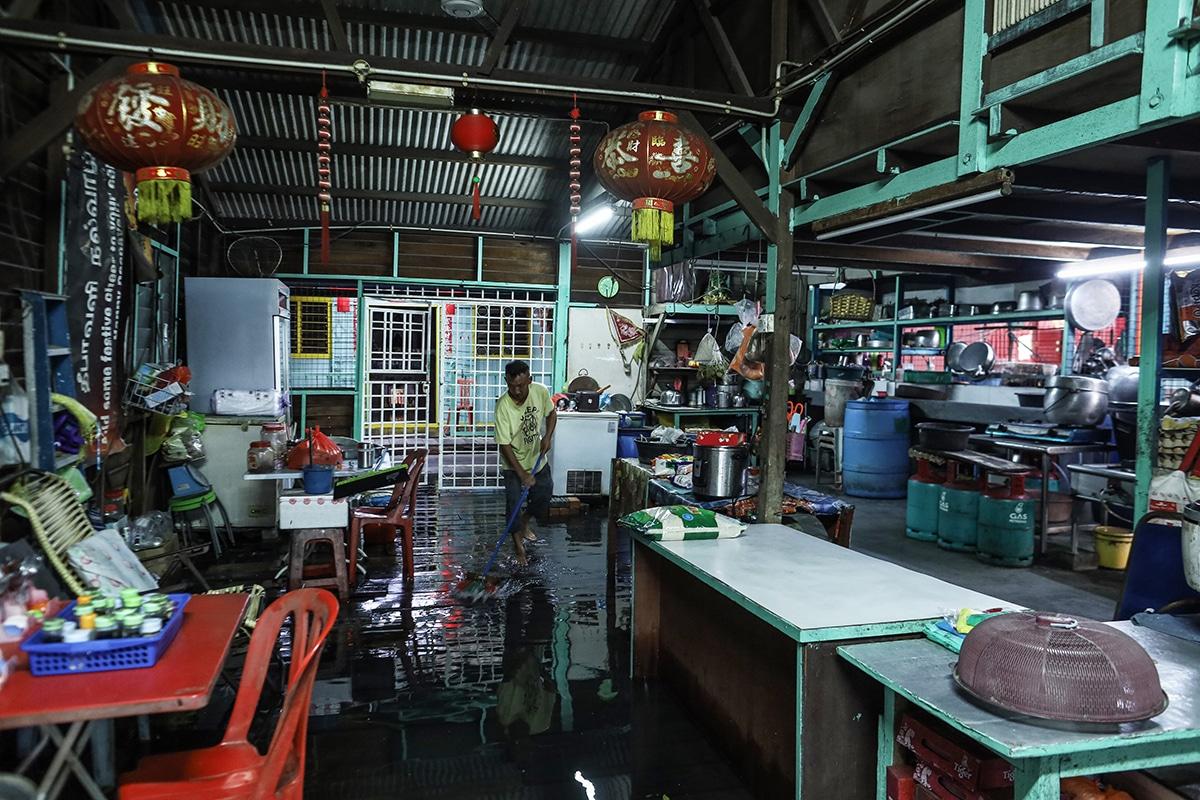 30 homes in Tg Karang affected by river overflow from high-tide phenomenon