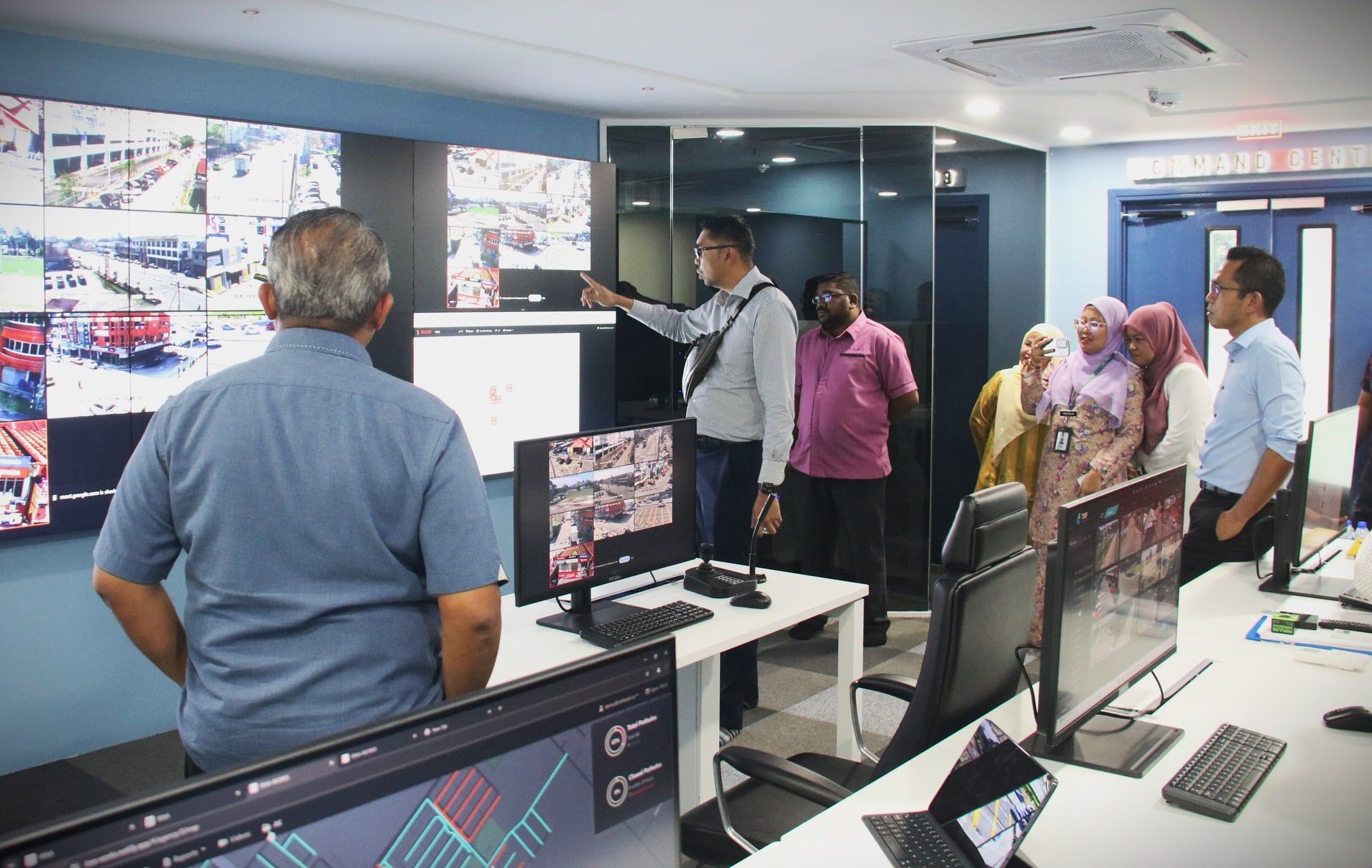 瓜冷精明控制中心透过镜头 监督城市安全.路洞与投诉