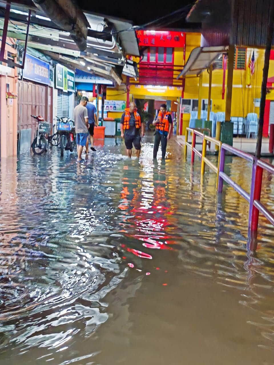 雪州沿海渔村今晨沦“水乡”   幸大涨潮来去匆匆