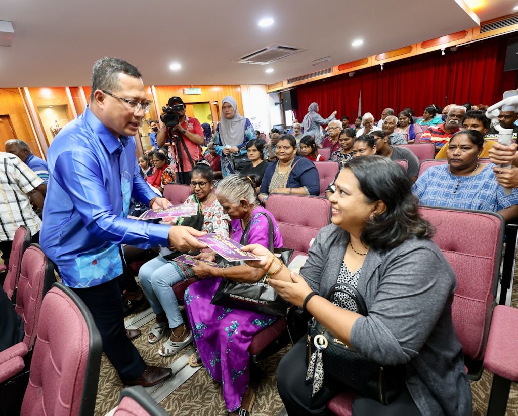 MBPJ agih sumbangan Deepavali kepada 60 individu