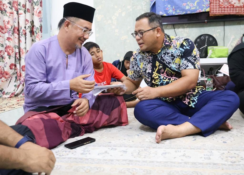 MB visits family of UiTM Dungun road crash victims, makes personal donation