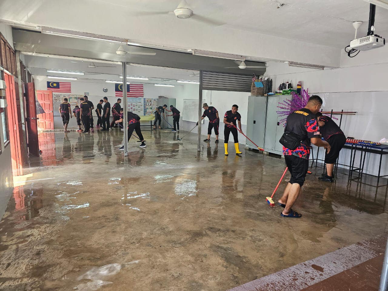 Dusun Tua volunteers help to move flood victims, clean homes