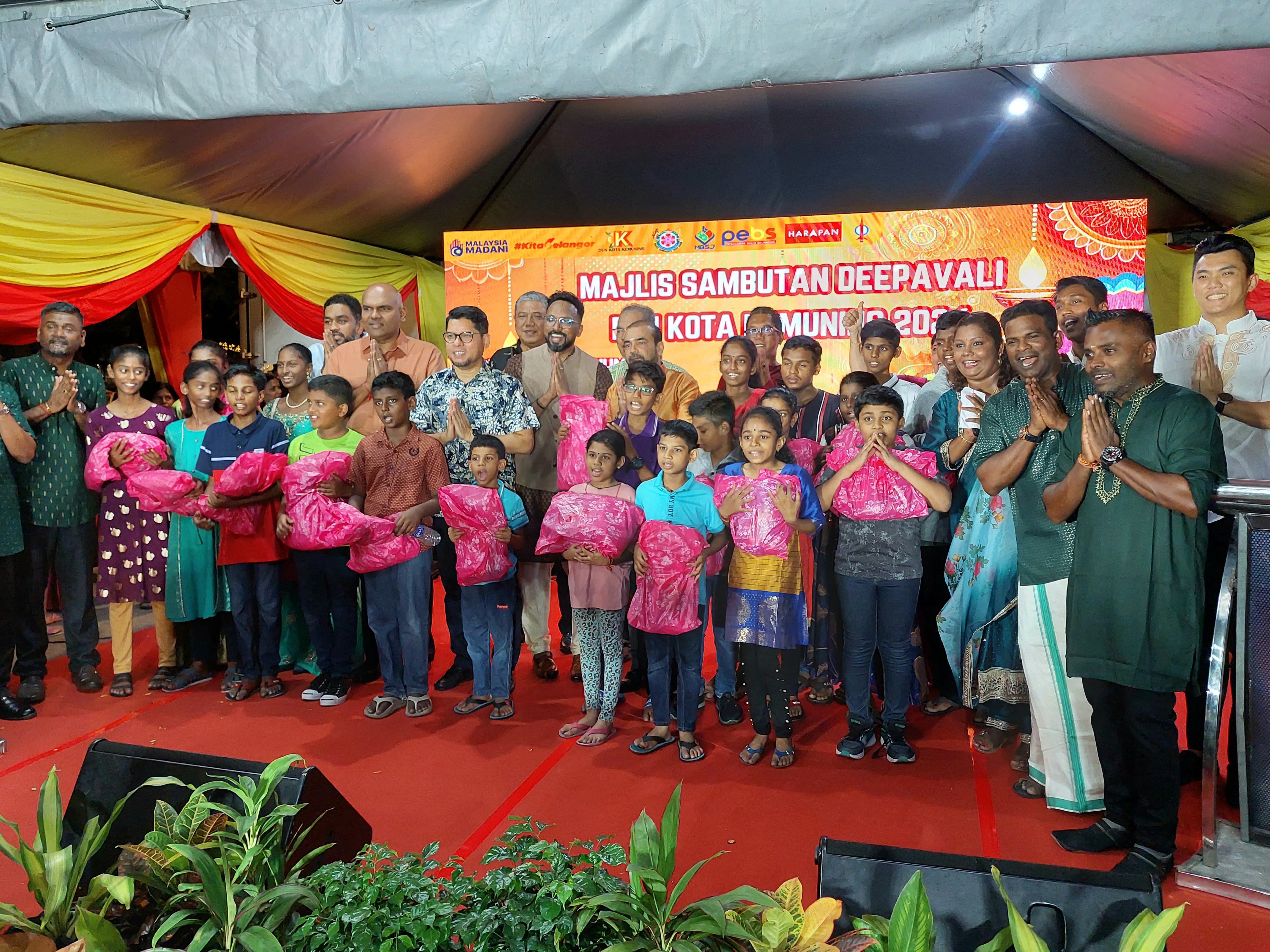 கோத்தா கெமுனிங் தொகுதியின் தீபாவளி உபசரிப்பில் 2,000க்கும் மேற்பட்டோர் பங்கேற்றனர்