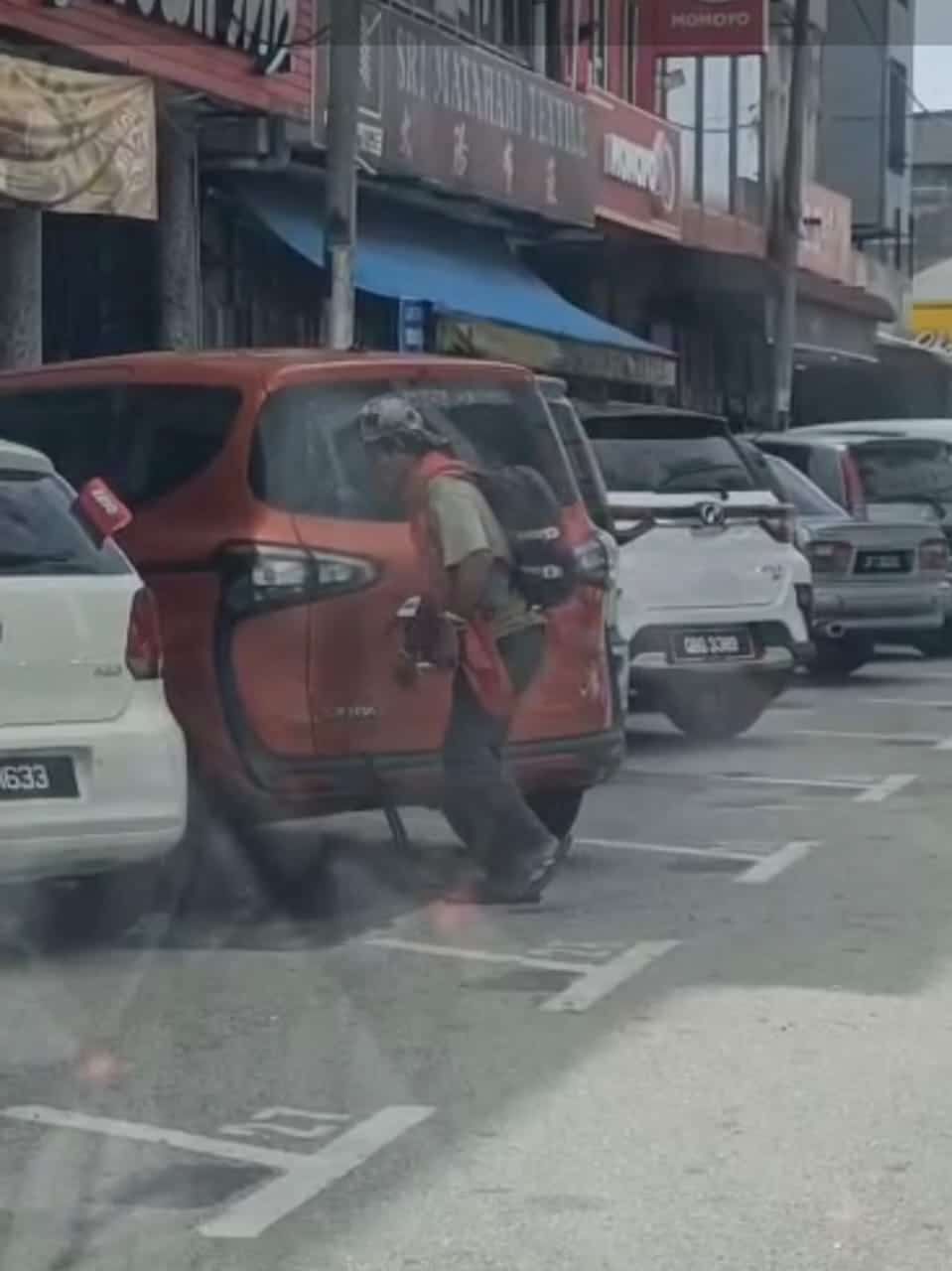 蓄意扯断轿车雨刷   25岁外籍男被捕