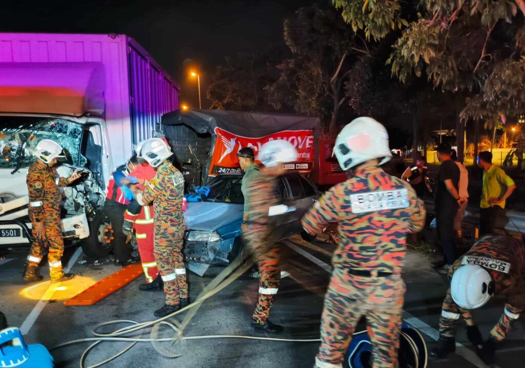 செகிஞ்சனில் மூன்று வாகனங்கள் மோதிக்கொண்ட விபத்தில் எட்டு பேர் காயம் 