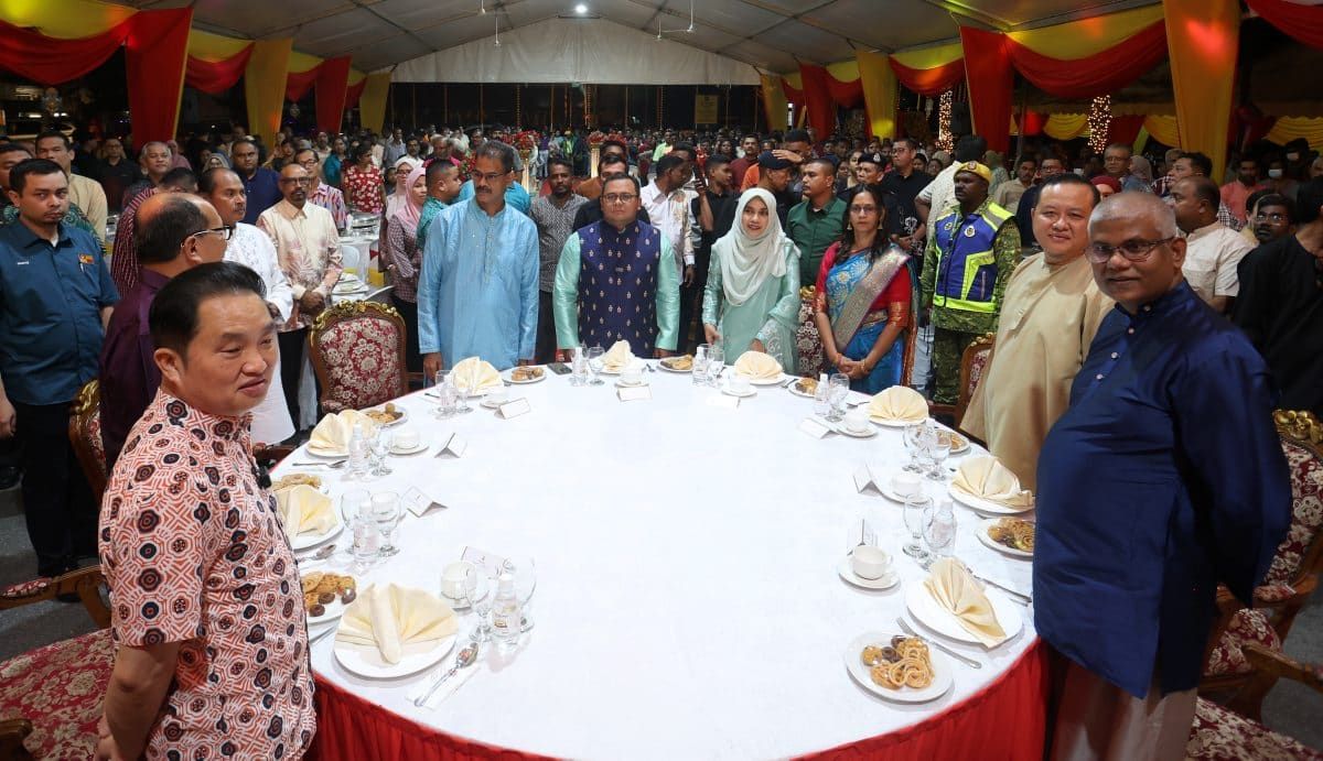 ஆலய குழுக்கள், தமிழ்ப்பள்ளிகளின்  நிர்வாக உறுப்பினர்கள் புடைசூழ  கிள்ளானில் தீபாவளிக் கொண்டாட்டம் -