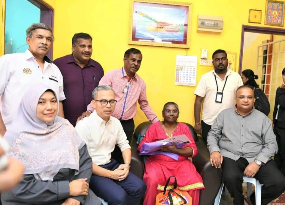 தமிழ் பத்திரிகையாளர் சங்க உறுப்பினர்கள் இராம சரஸ்வதி - பத்துமலைக்கு நிதியுதவி - அமைச்சர் பாஹ்மி பாட்சில் வழங்கினார்