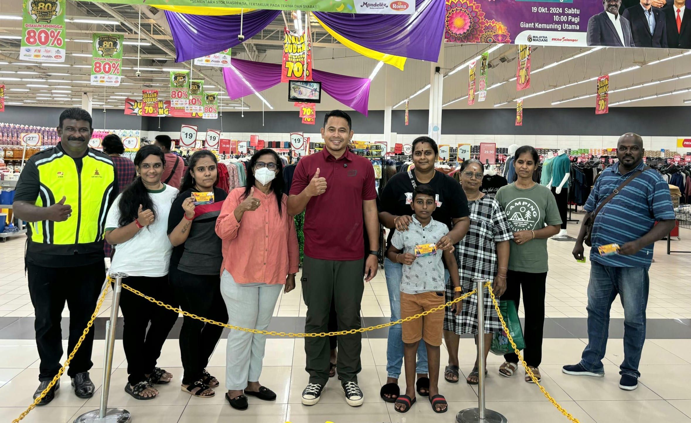 பத்து தீகா தொகுதியில் 400 பேருக்கு தீபாவளி பற்றுச் சீட்டுகள்- சட்டமன்ற உறுப்பினர் டேனியல் அல் ரஷிட் வழங்கினார்