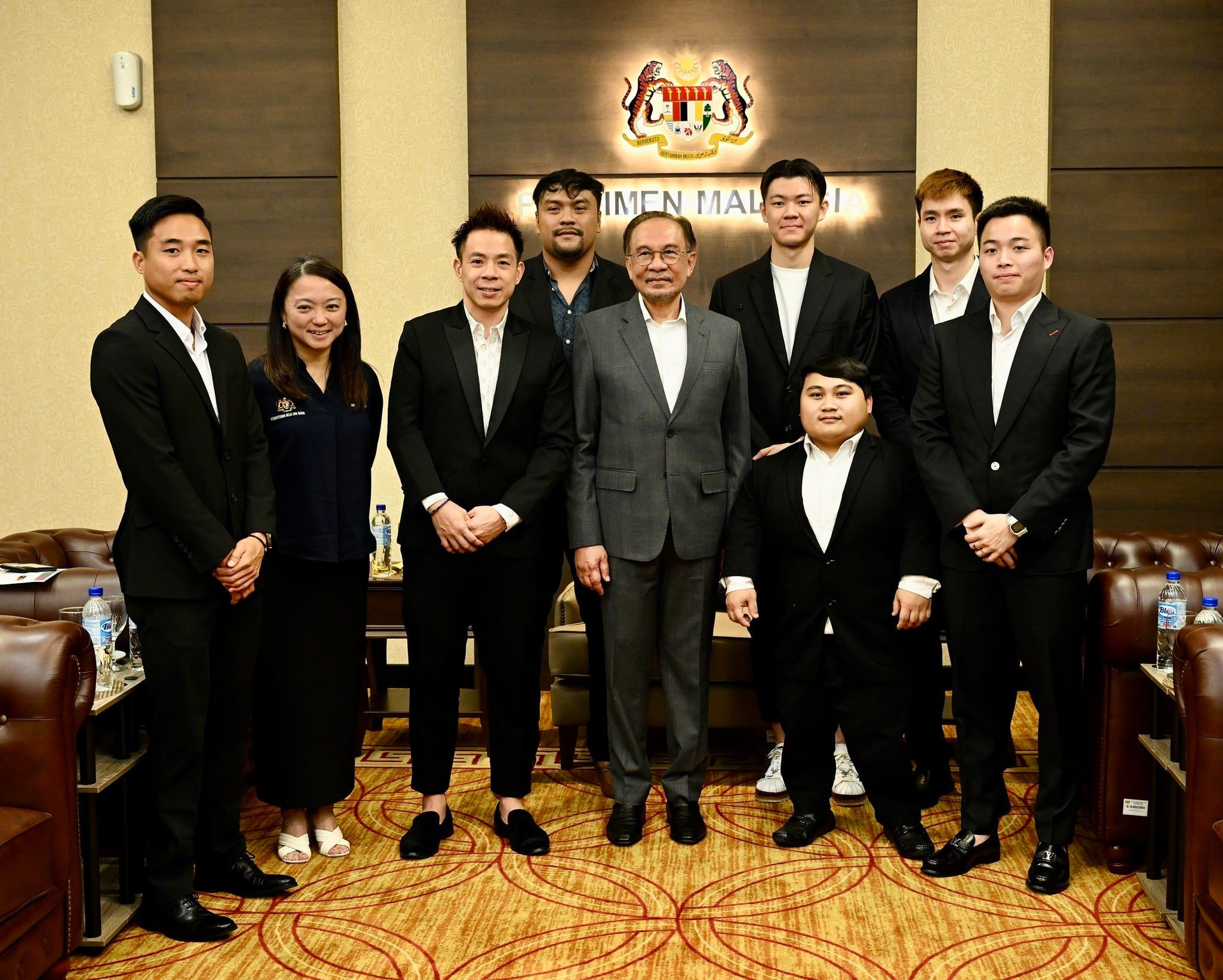 首相会晤与表扬8奥运.残奥获奖运动员