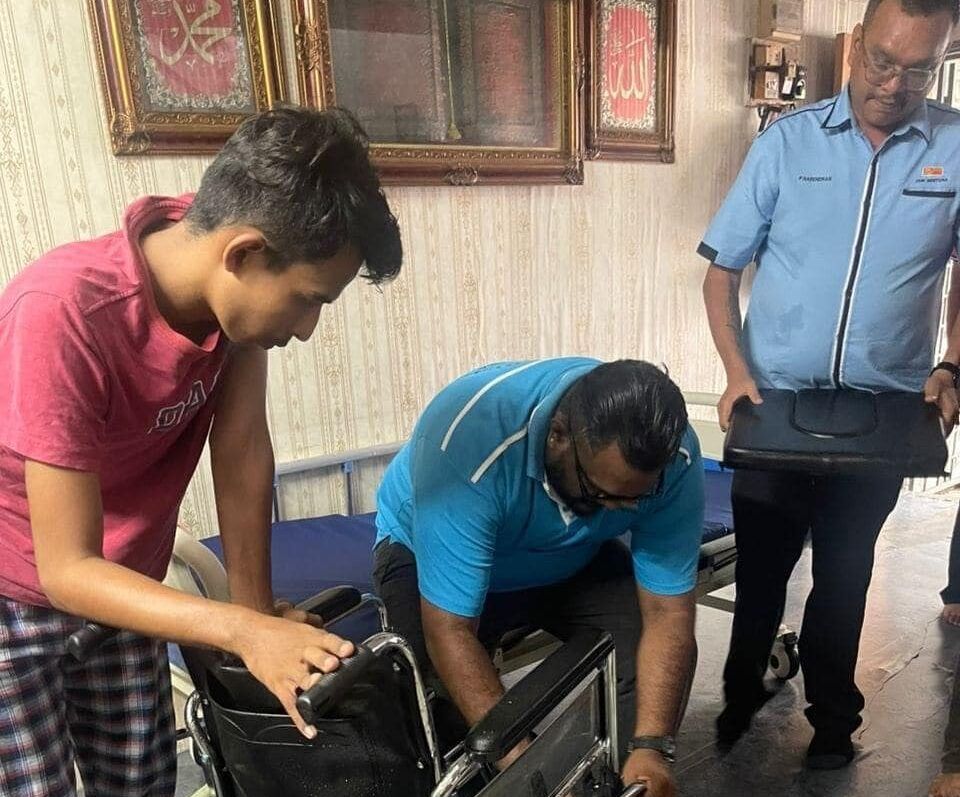 விபத்தில் பாதிக்கப்பட்டவருக்கு சிறப்பு படுக்கை மற்றும் சக்கர நாற்காலி வழங்கப்பட்டது