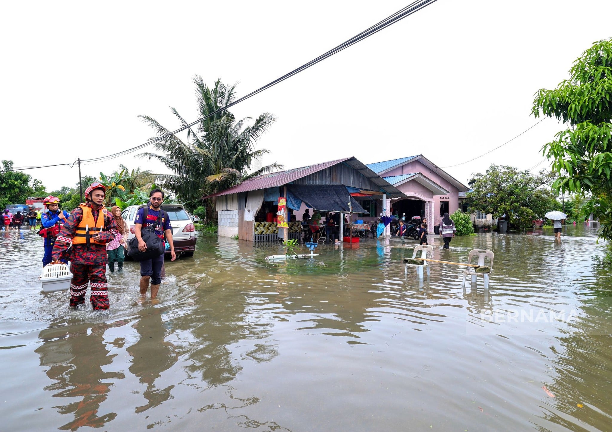 Mangsa banjir tujuh negeri meningkat lebih 120,000 orang pagi ini